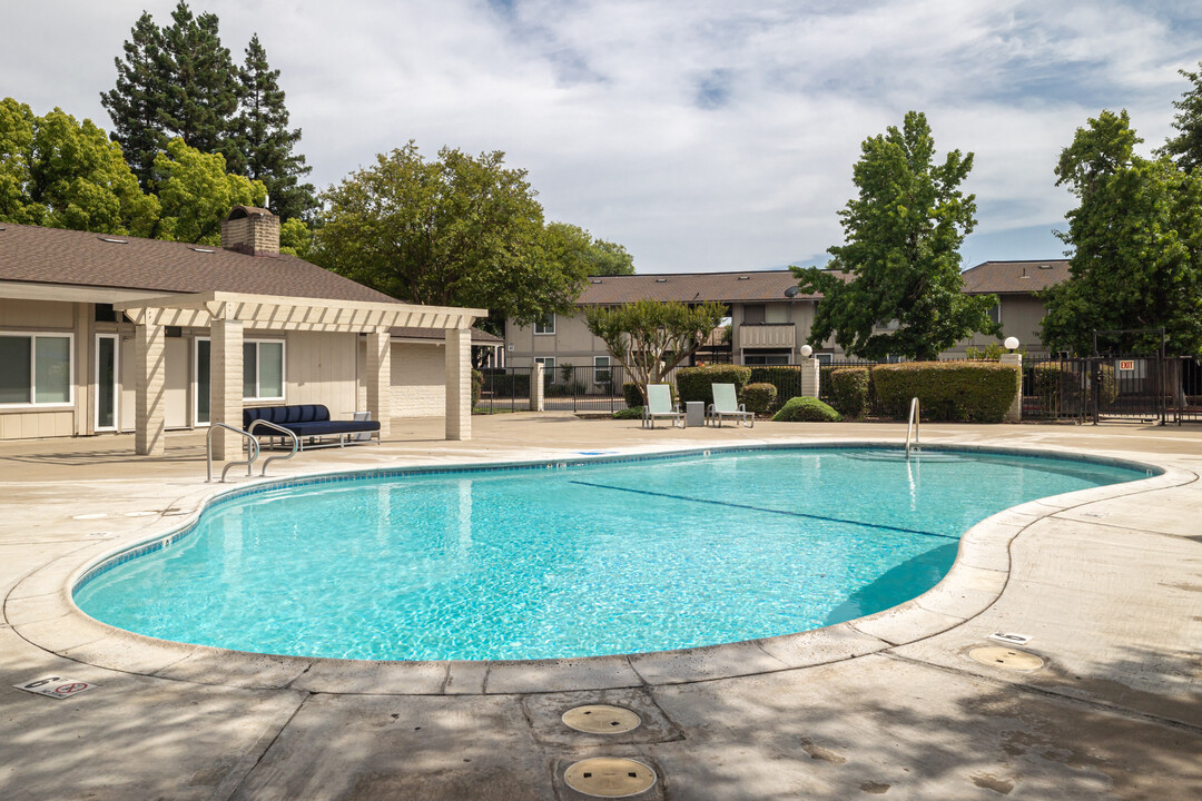 Pinewood Apartments in Sacramento, CA - Building Photo