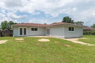 4915 Sassafras Ln in Beaumont, TX - Foto de edificio - Building Photo