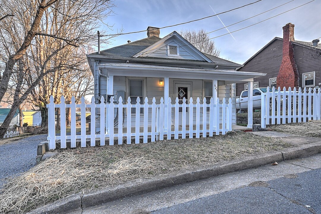 625 E Pine St in Johnson City, TN - Building Photo