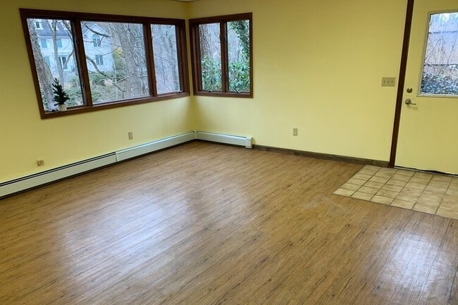 145 Oakwood Rd, Unit 1 FL in Port Jefferson, NY - Building Photo - Building Photo