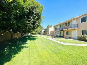 1435 E Saginaw Way in Fresno, CA - Foto de edificio - Building Photo