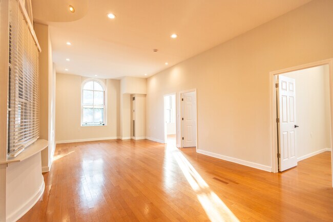 100 Captains Row, Unit 3 in Chelsea, MA - Foto de edificio - Building Photo