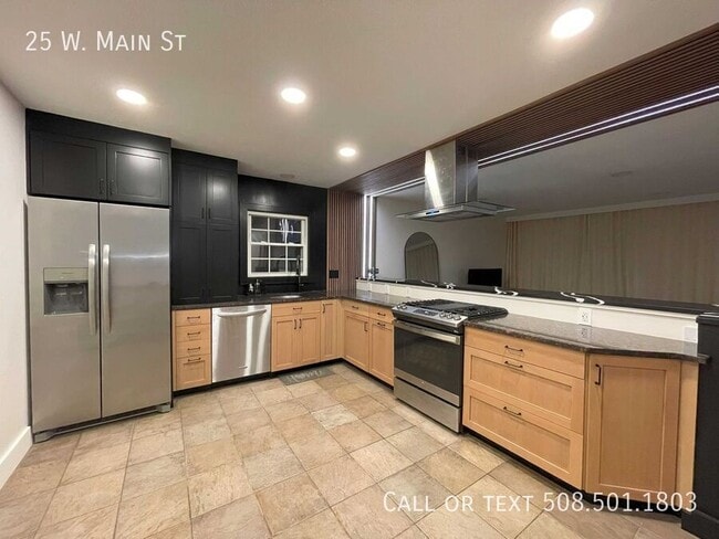 25 W Main St in Hopkinton, MA - Building Photo - Building Photo