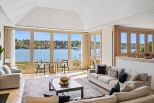 6408 E Mercer Way in Mercer Island, WA - Building Photo