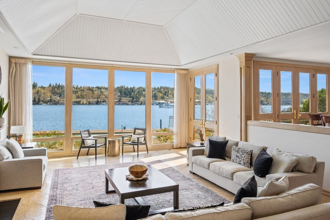 6408 E Mercer Way in Mercer Island, WA - Foto de edificio