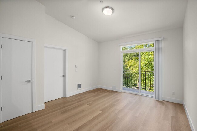 8417 SW 24th Ave, Unit 316 in Portland, OR - Building Photo - Building Photo