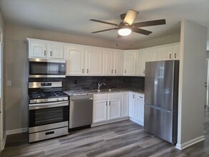 1006 Hiatt St in Carter Lake, IA - Building Photo - Building Photo