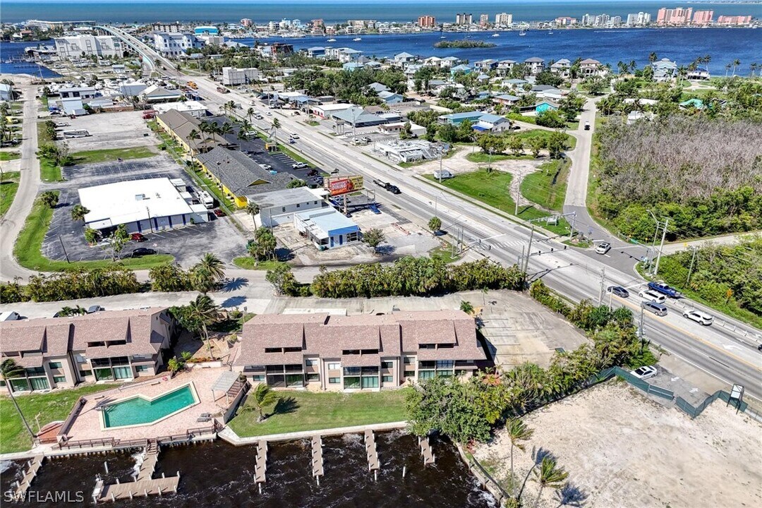 898 Buttonwood Dr in Fort Myers Beach, FL - Building Photo