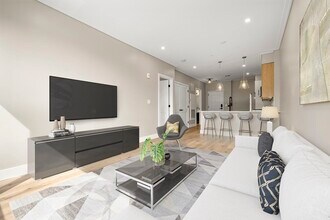 70 Leo M Birmingham Pkwy in Boston, MA - Foto de edificio - Building Photo