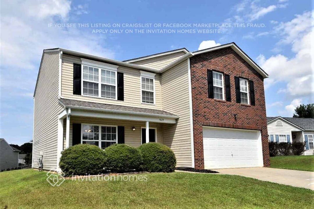 9619 Duxford Ln in Charlotte, NC - Building Photo