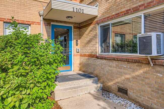 1101 Bellaire St in Denver, CO - Building Photo - Building Photo