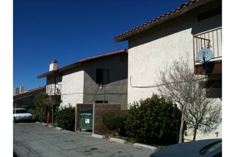 802 E Avenue J-12 in Lancaster, CA - Building Photo - Building Photo