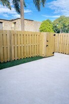 31 Lake Arbor Dr in Palm Springs, FL - Building Photo