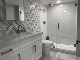2555 Collins Ave in Miami Beach, FL - Building Photo