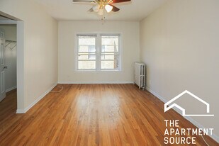 3912 N Pine Grove Ave, Unit 2W in Chicago, IL - Building Photo