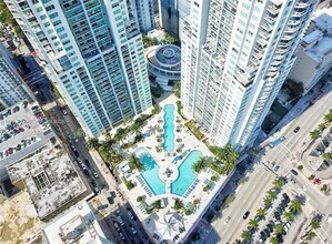 253 NE 2nd St, Unit 2701 in Miami, FL - Foto de edificio - Building Photo