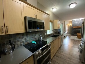 936 Starling Pl in Victoria, BC - Building Photo - Building Photo