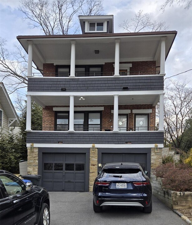 17 Grand Blvd in Scarsdale, NY - Building Photo