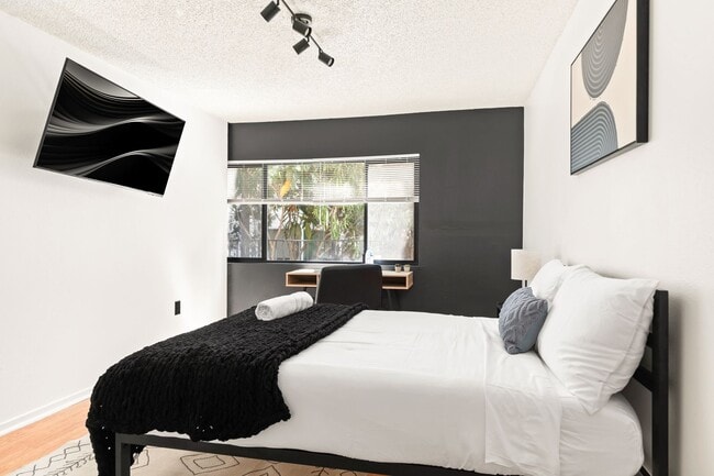 A fully furnished 3 bedroom, 2 bathroom apartment with common areas at 1823 Pelham Ave. Unit 2 in Los Angeles, CA - Foto de edificio - Building Photo