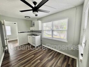 1023 Locust St NE in St. Petersburg, FL - Building Photo - Building Photo