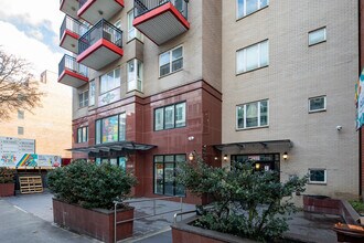 13218 41st Ave in Flushing, NY - Foto de edificio - Building Photo