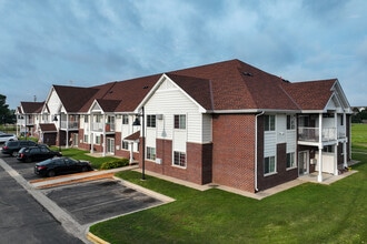 Westwood Village in St. Cloud, MN - Foto de edificio - Building Photo