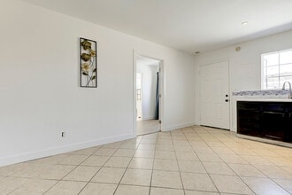 8852 Morehart Ave in Sun Valley, CA - Foto de edificio - Building Photo