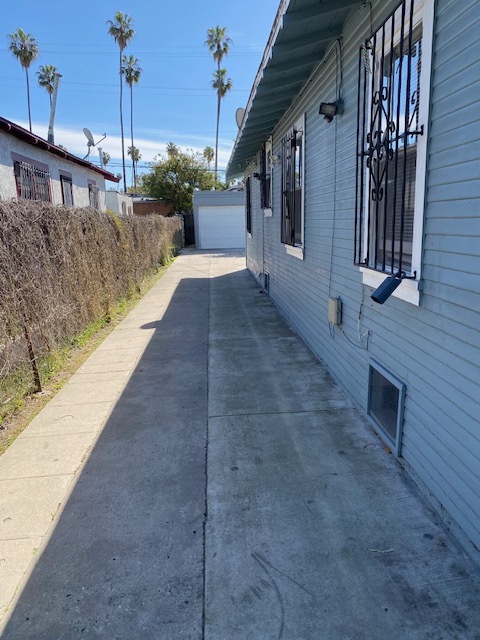 5424 S Van Ness Ave in Los Angeles, CA - Building Photo - Building Photo