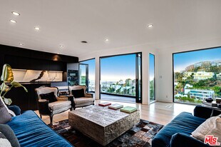 8560 Franklin Ave in Los Angeles, CA - Building Photo