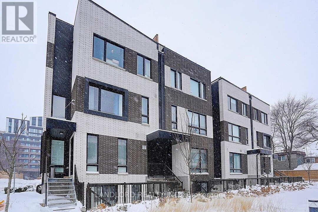 30-TH30 Ed Clark Gdns in Toronto, ON - Building Photo
