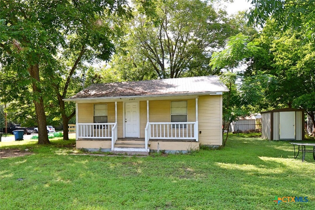 207 E Torrey St in New Braunfels, TX - Building Photo