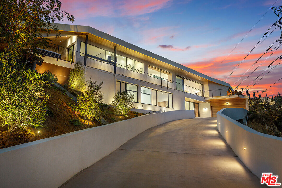 6825 Mulholland Dr in Los Angeles, CA - Building Photo