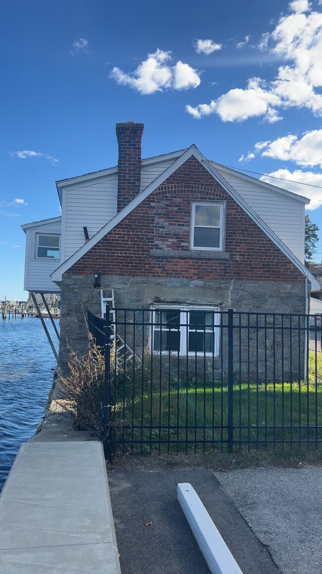 204 Pequot Ave in New London, CT - Building Photo - Building Photo