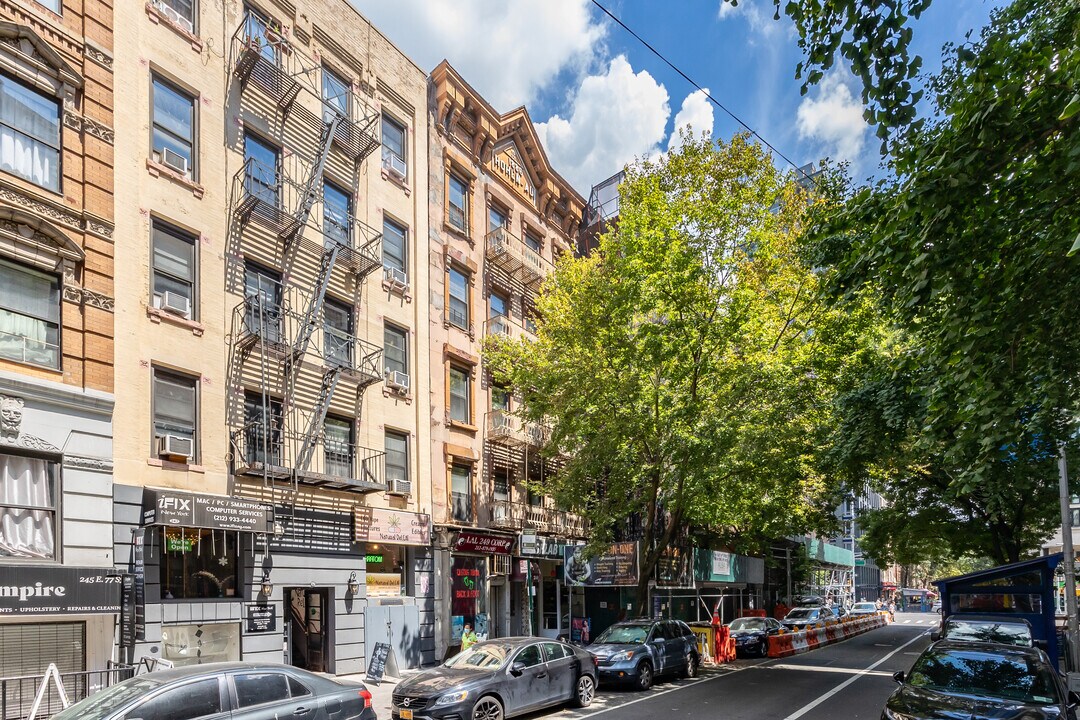 249 E 77th St in New York, NY - Building Photo