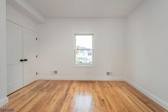 17 N Weiss St, Unit 1 in Manville, NJ - Foto de edificio - Building Photo