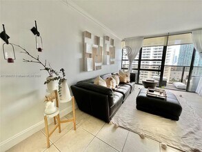 600 NE 36th St in Miami, FL - Building Photo - Building Photo