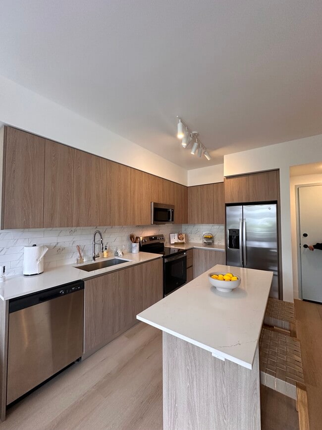 2535 NE 182nd St, Unit A12 in North Miami Beach, FL - Building Photo - Building Photo