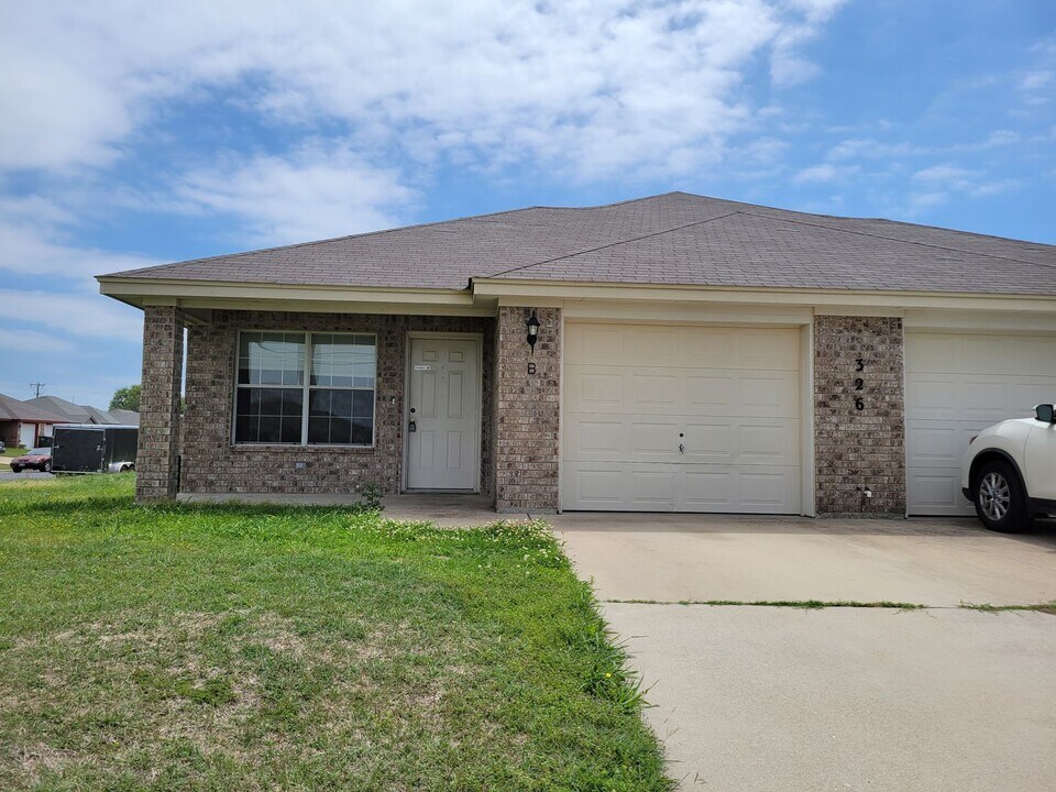 326 N 10th St in Nolanville, TX - Building Photo