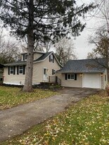 3016 Grove Ln in Trout Valley, IL - Building Photo