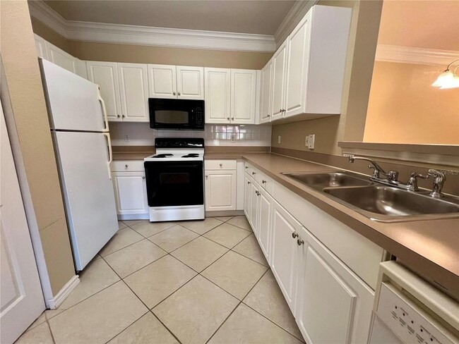 4333 Bayside Village Dr, Unit 327 in Tampa, FL - Foto de edificio - Building Photo