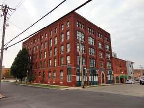 East Douglas Apartments in Bloomington, IL - Building Photo - Building Photo