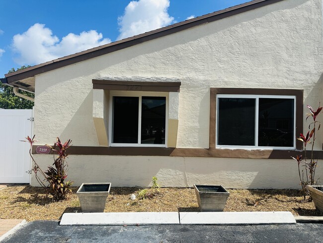 7221 SW 14th St in North Lauderdale, FL - Building Photo - Building Photo
