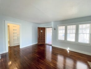 405 Crescent Blvd in Hutchinson, KS - Building Photo - Building Photo