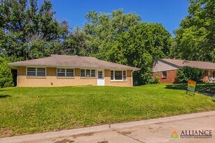 1533 Pipher Ln in Manhattan, KS - Building Photo