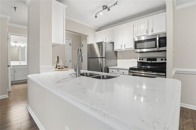 300 Johnson Ferry Rd in Atlanta, GA - Foto de edificio - Building Photo