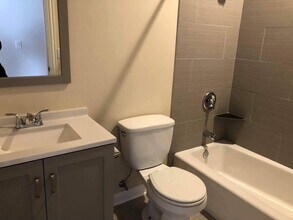 6552 W Roscoe St, Unit 4 in Chicago, IL - Foto de edificio - Building Photo