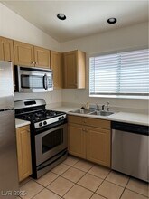 1012 Rainbow Cliff Ct in Las Vegas, NV - Building Photo - Building Photo