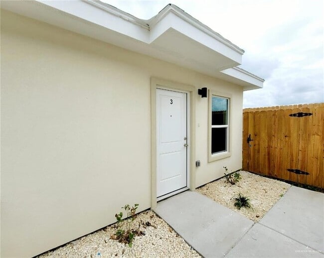 5901 Puffin Ave, Unit 3 in Palmhurst, TX - Building Photo - Building Photo