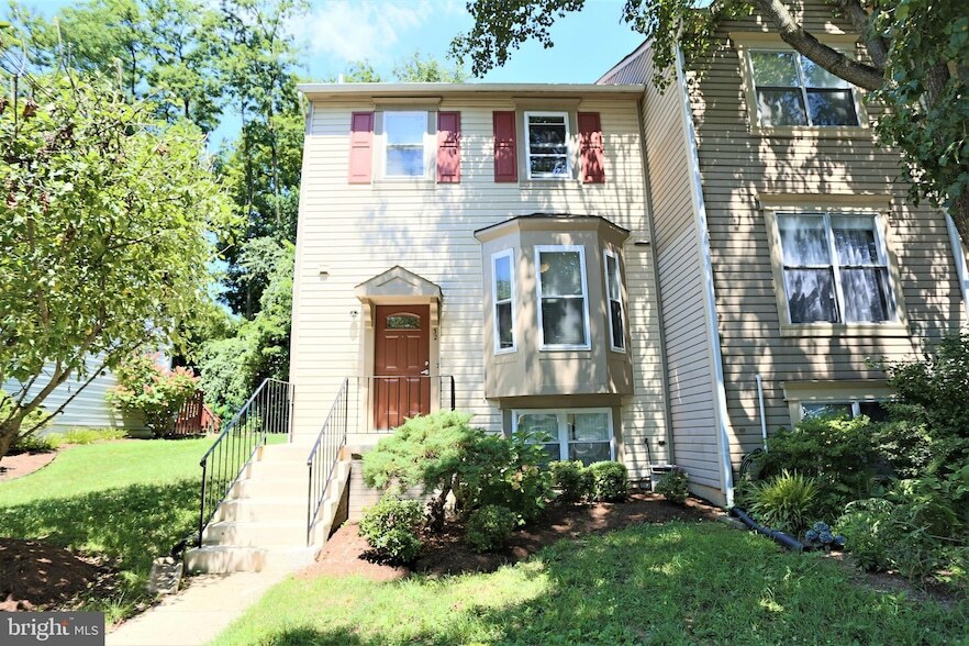 32 Kinsman View Cir, Unit 705 in Silver Spring, MD - Building Photo