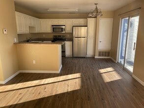 2915 N Texas St, Unit 1 BEDROOM 1 Bath Apartmen in Fairfield, CA - Foto de edificio - Building Photo